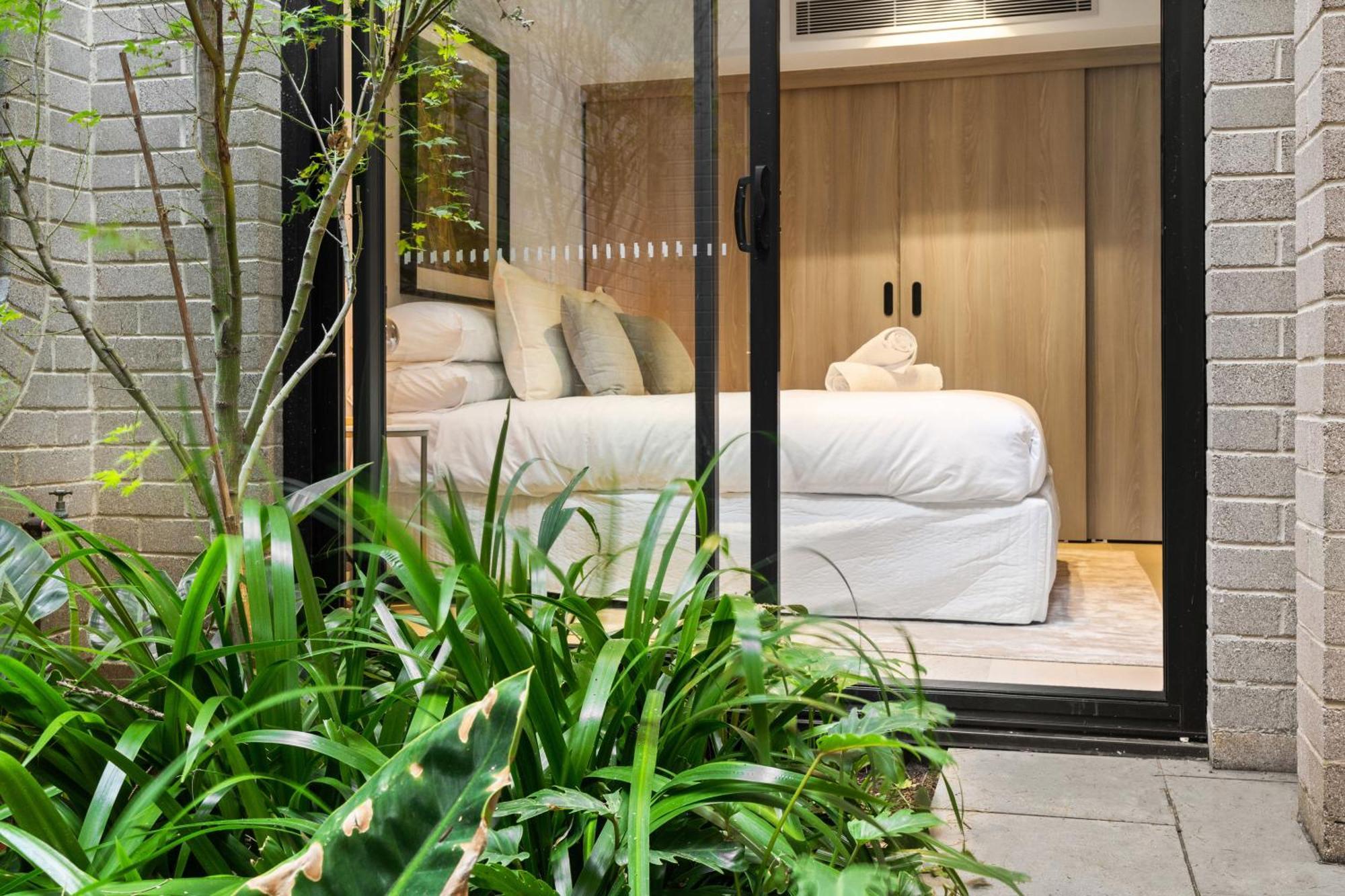 Luxurious Parkside 4br Terrace House W/garage Apartment