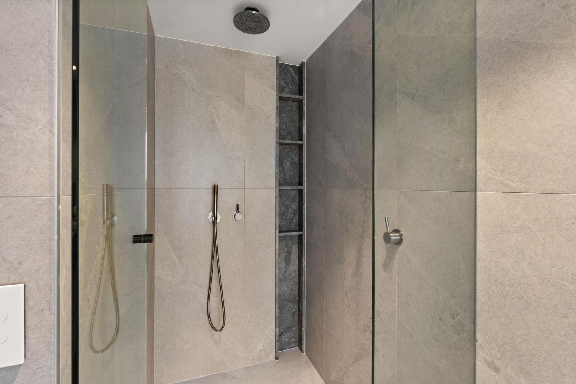 Luxurious Parkside 4br Terrace House W/garage Sydney