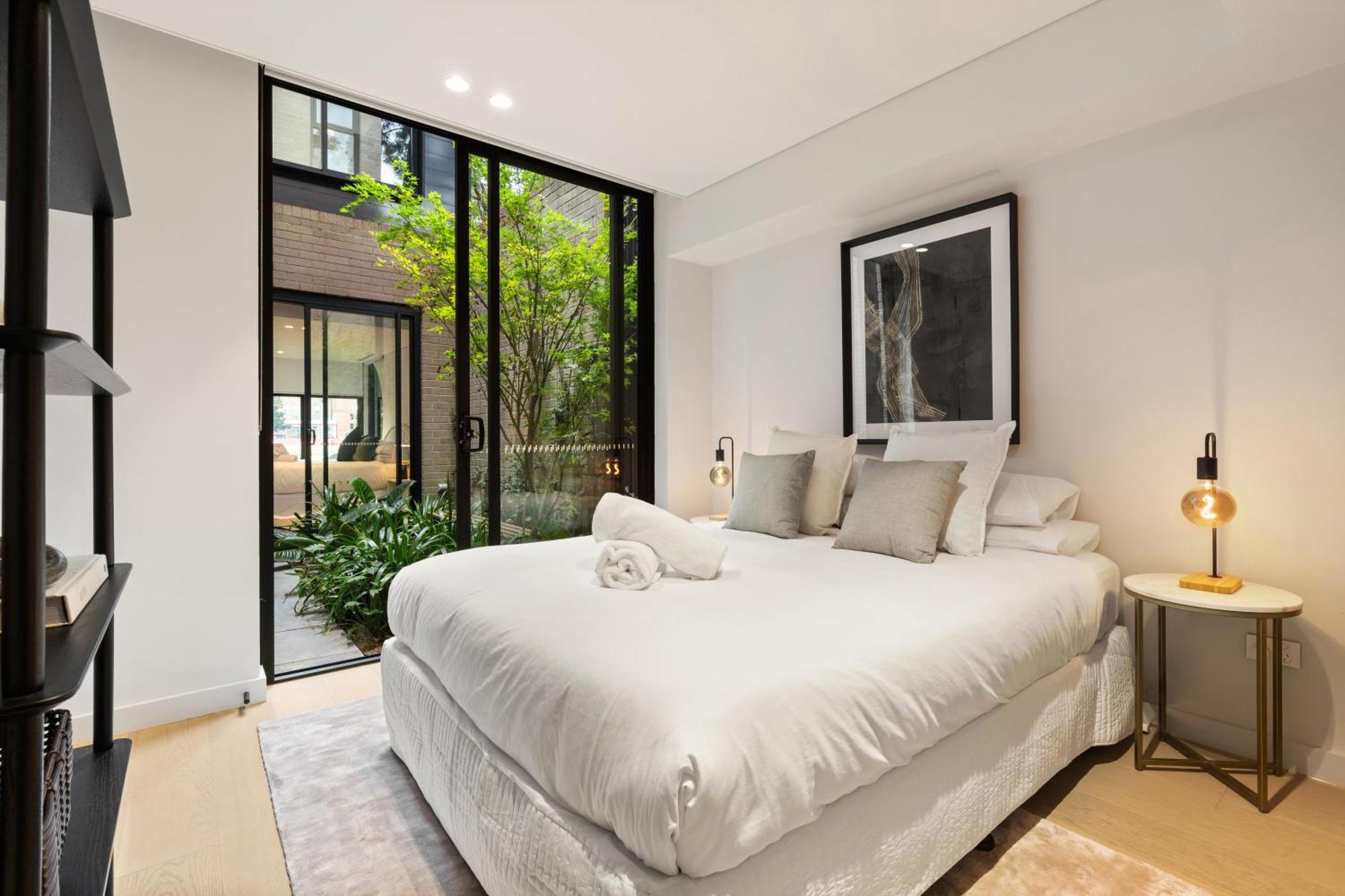 Luxurious Parkside 4br Terrace House W/garage Apartment
