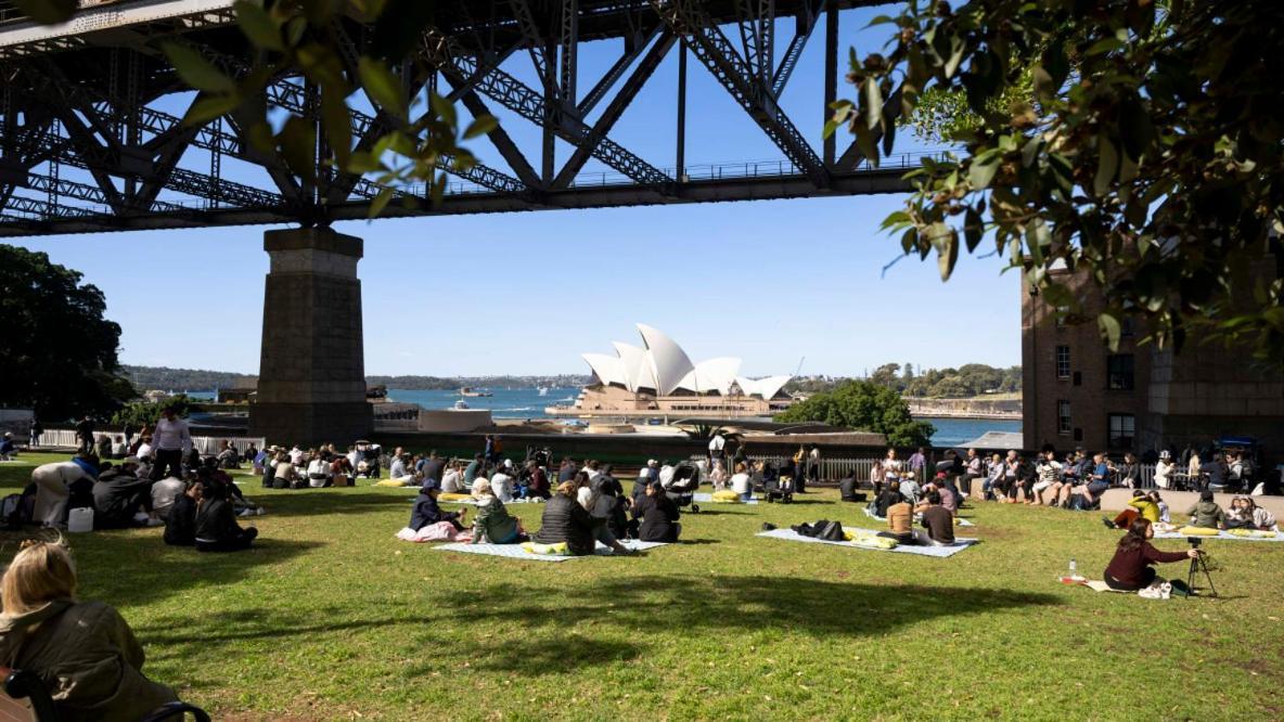 Luxurious Parkside 4br Terrace House W/garage Apartment Sydney