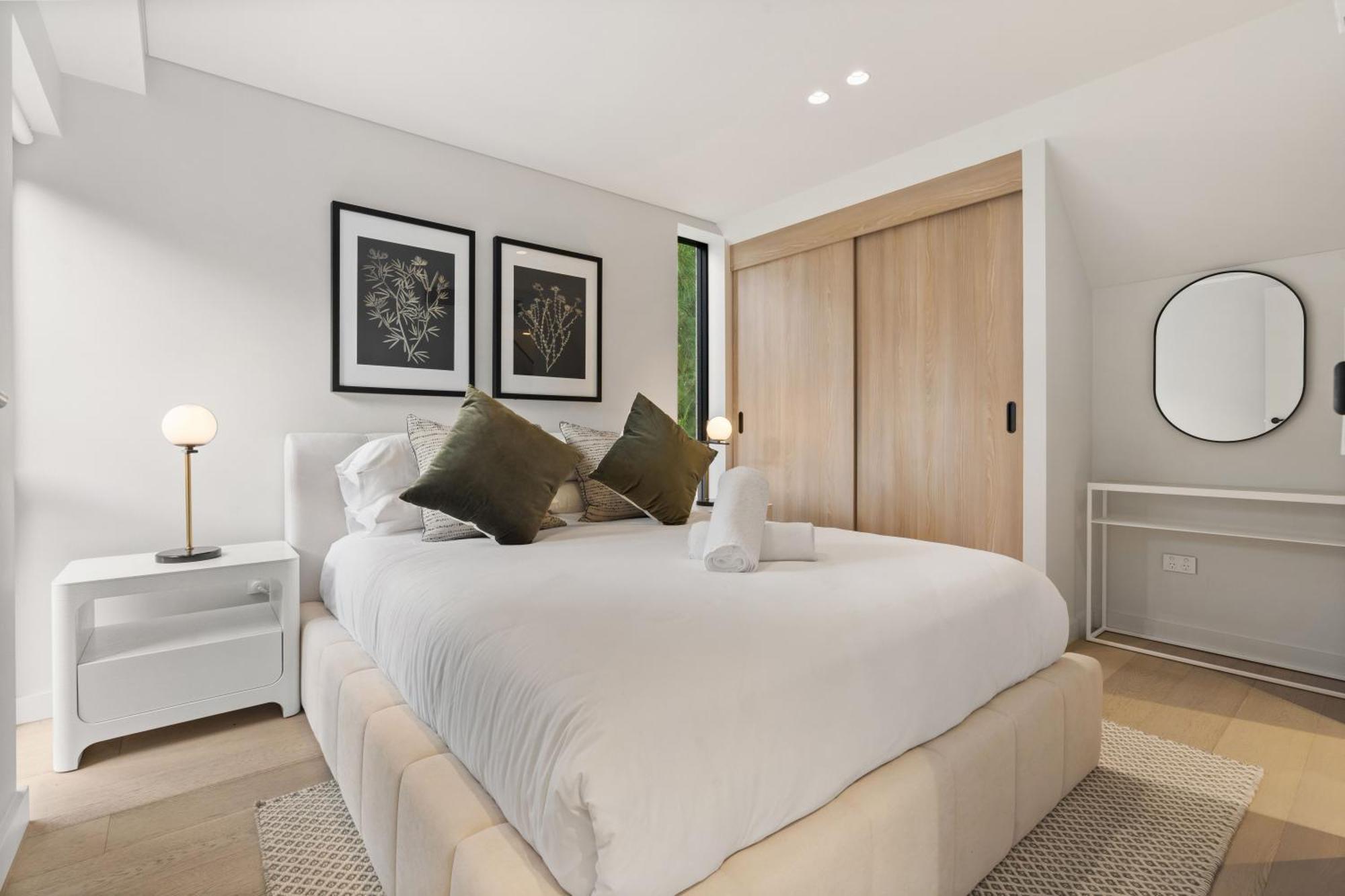 Luxurious Parkside 4br Terrace House W/garage Sydney